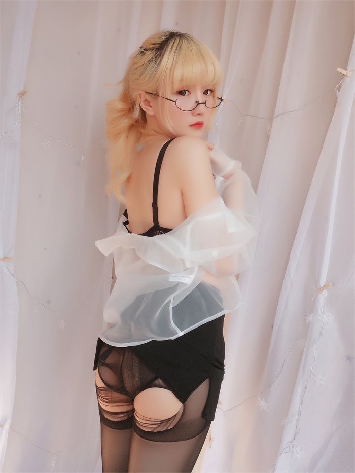 微博妹子@星之迟迟 VOL.11 今晚加班包 [58P/101MB]