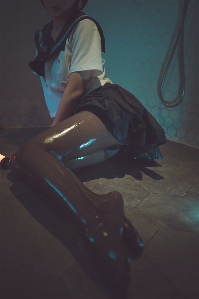 网红Coser@面饼仙儿 – 脑内少女 浴缸黑丝 [21P/257MB]