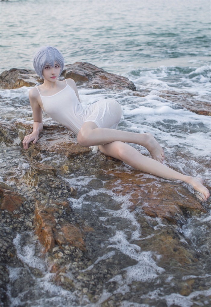 动漫博主@南桃Momoko – 海滩绫波丽白裙 [25P/155MB]