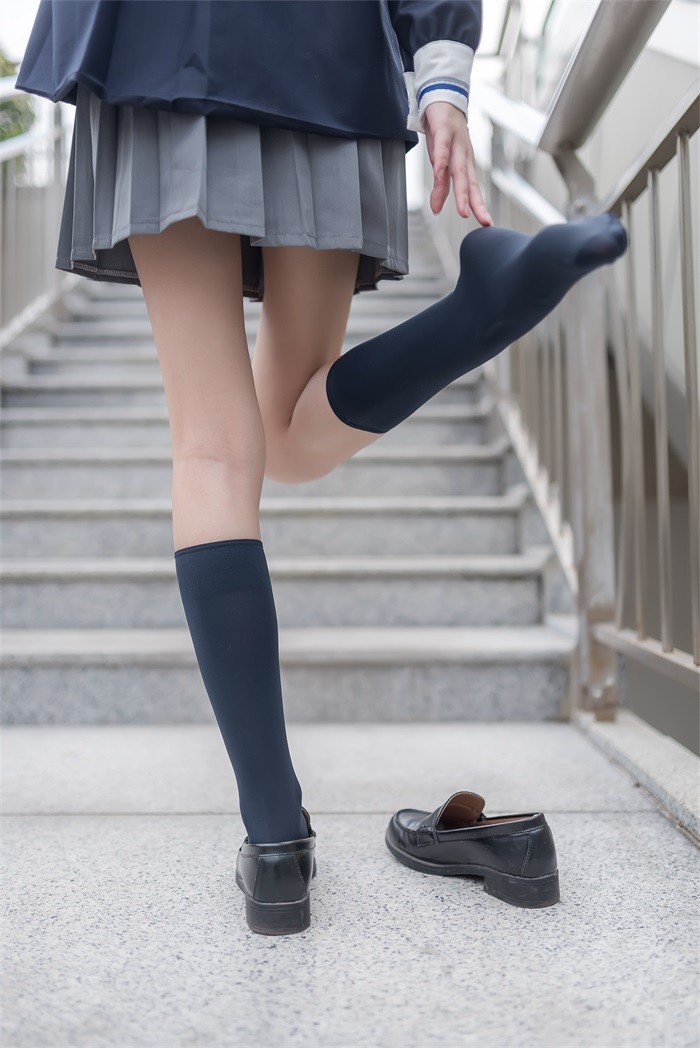 风之领域精品写真@No.022 天桥上的短裙妹子 [50P/74MB]