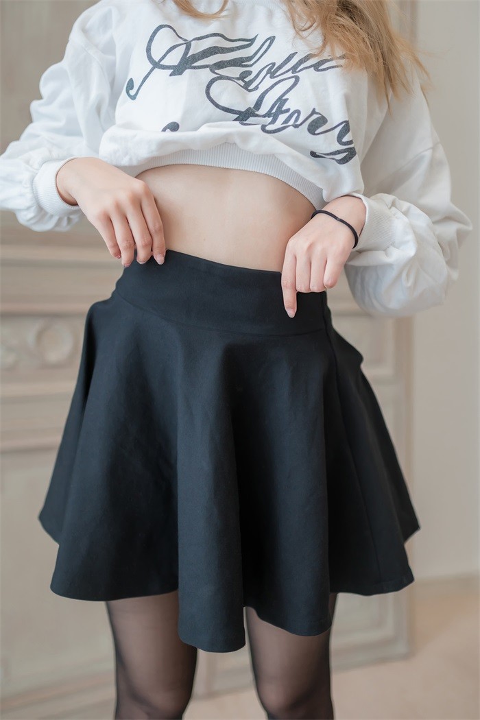 风之领域精品写真@No.147 黑丝美腿露肩小衫 [50P/133MB]