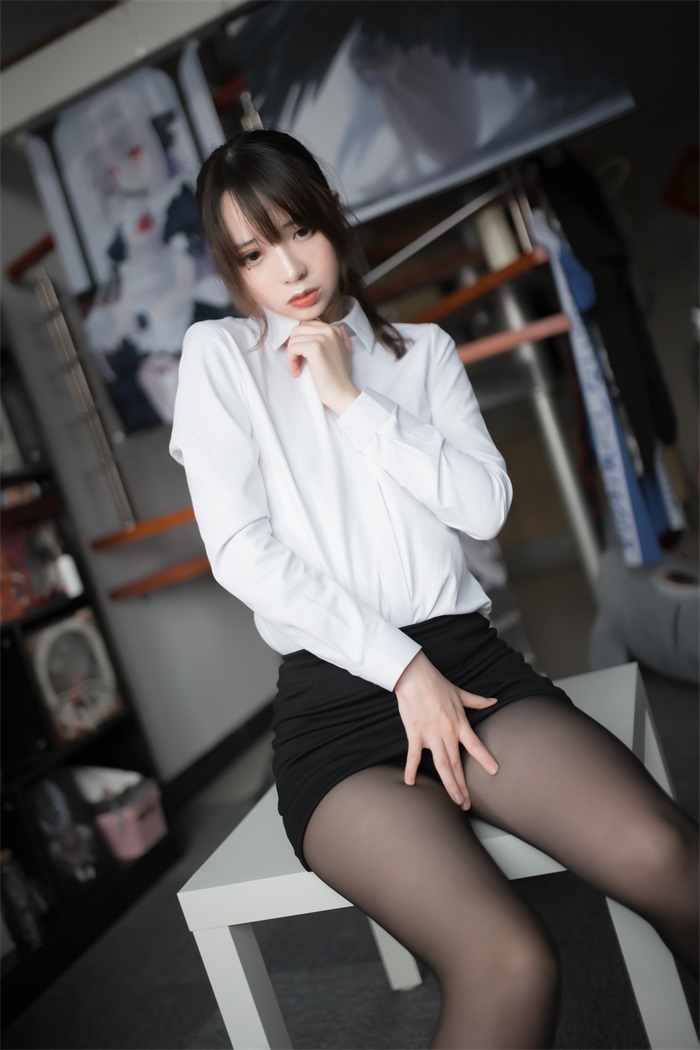 网红Coser@疯猫ss – 黑丝办公室职业装 [30P/176MB]