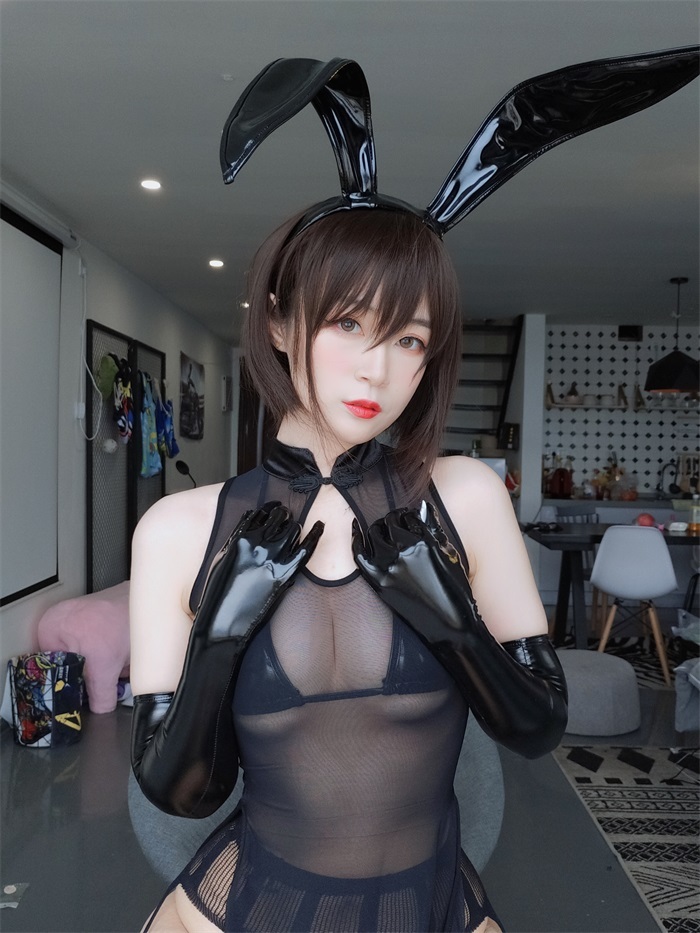 人气动漫Coser@白银81 – 透明旗袍渔网袜 [45P/2V/468MB]