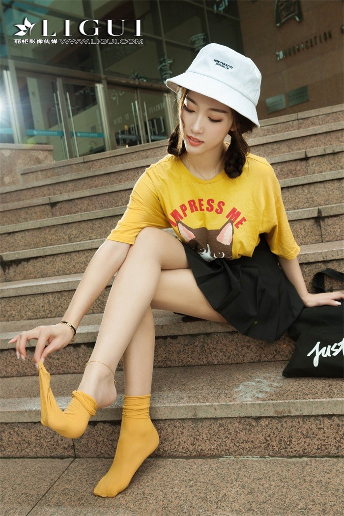 [Ligui丽柜] 调皮的肉丝袜 2018.10.24 Model 筱筱 [57P/39.3MB]