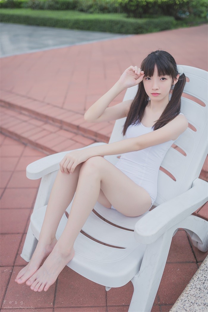 风之领域精品写真@No.053 泳池边的长腿MM [29P/41.5MB]