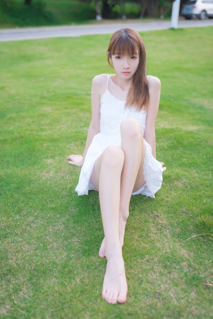 风之领域精品写真@No.056 草坪上青纯的学妹 [50P/229MB]