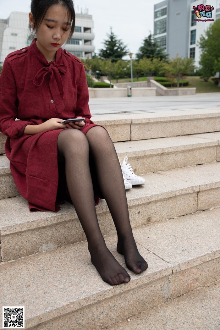 物恋传媒 No.055 一袭红的神秘与热情,经典白色匡威高帮配黑丝 [143P/1V/1.09GB]