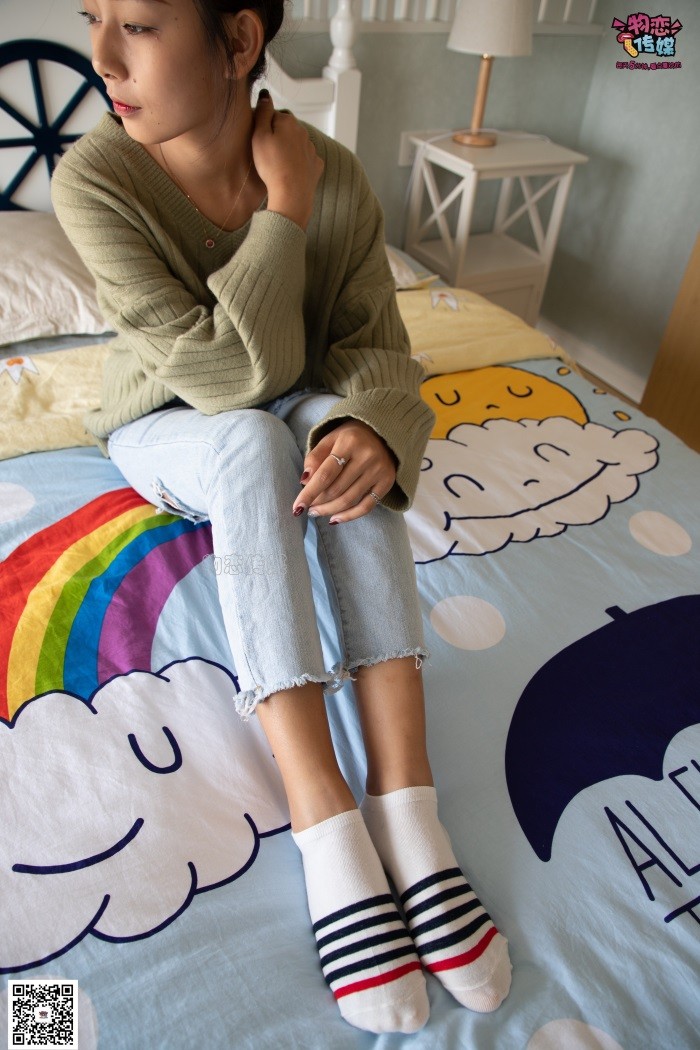 物恋传媒 No.067 日常私拍白色板鞋配白色横纹棉袜 [189P/1V/1.14GB]