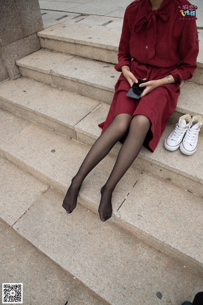 物恋传媒 No.055 一袭红的神秘与热情,经典白色匡威高帮配黑丝 [143P/1V/1.09GB]