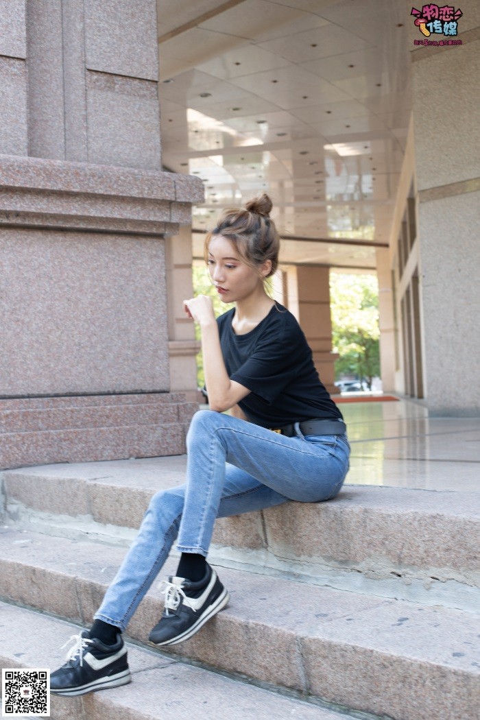 物恋传媒 No.047 丸子头的大眼妹,黑体恤搭配经典牛仔裤 [105P/1V/896MB]