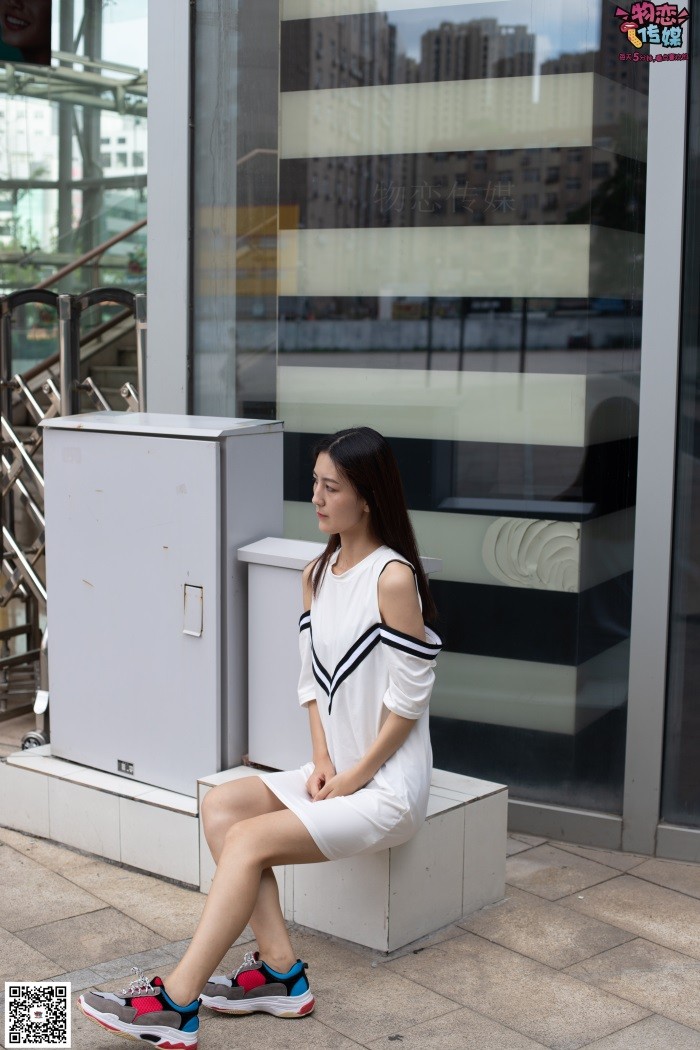 物恋传媒 No.049 露肩连衣裙搭配撞色老爹鞋，搭配粉色短棉袜 [126P/1V/1.07GB]