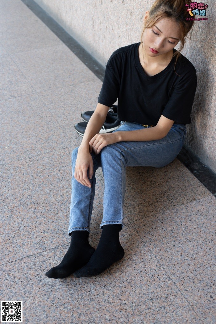 物恋传媒 No.047 丸子头的大眼妹,黑体恤搭配经典牛仔裤 [105P/1V/896MB]
