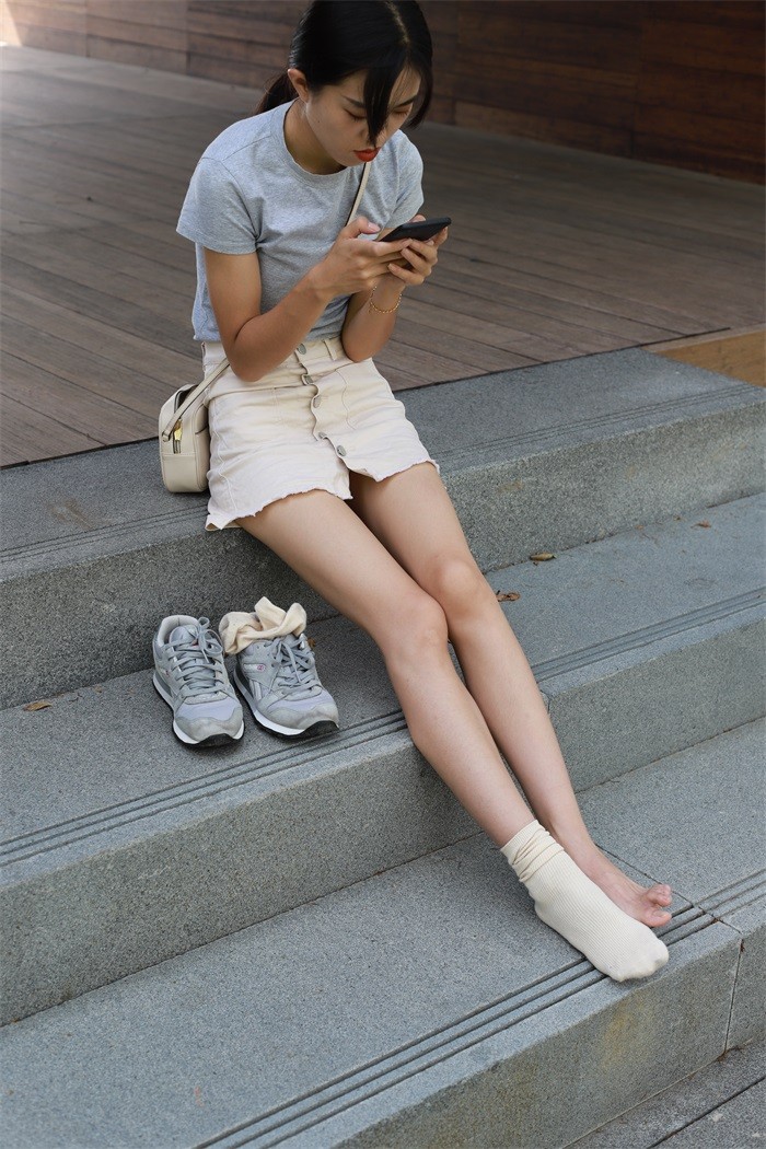 物恋传媒 No.050 待我长发及腰,只为你的微笑,灰色NB配浅黄棉袜 [145P/1V/1.55GB]