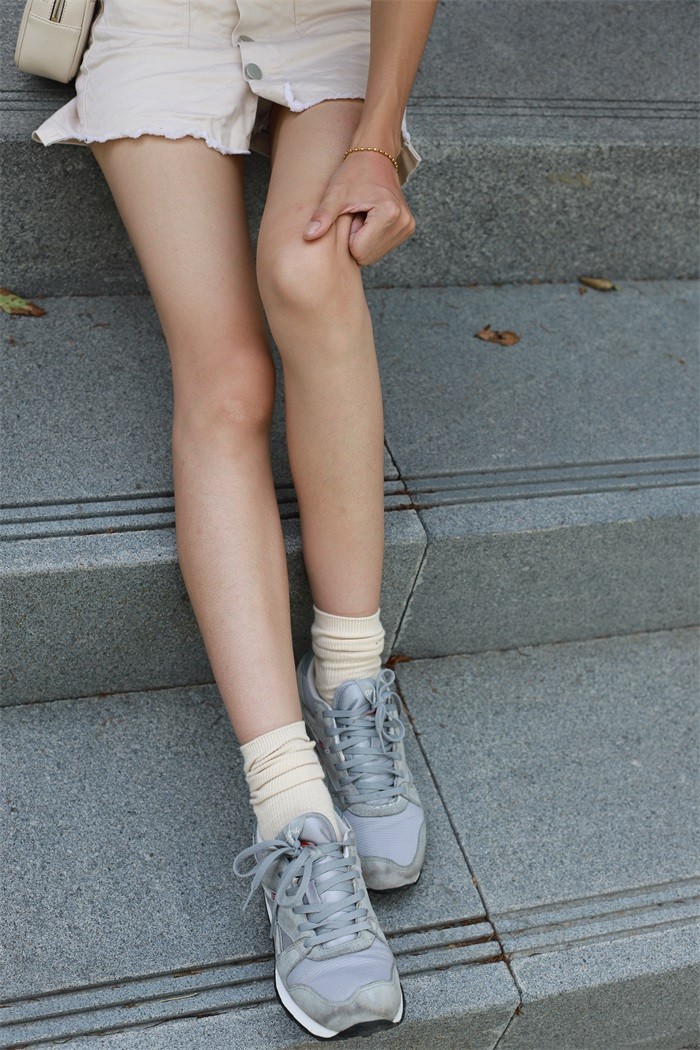 物恋传媒 No.050 待我长发及腰,只为你的微笑,灰色NB配浅黄棉袜 [145P/1V/1.55GB]