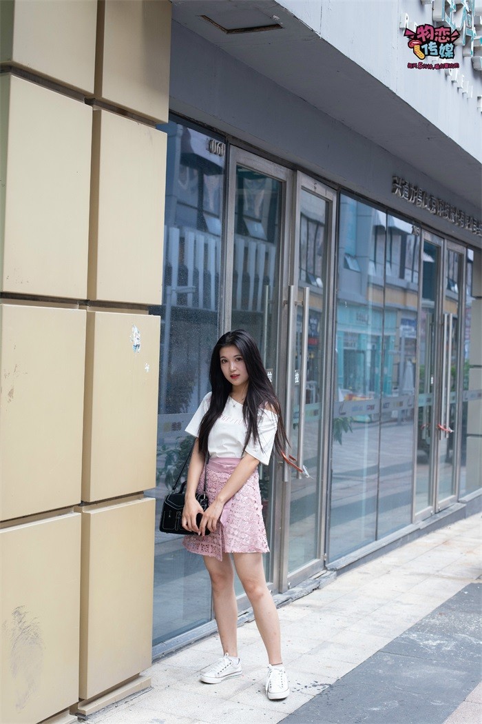 物恋传媒 No.051 俏皮露肩T恤搭配粉色小短裙,白色板鞋配白色斑点袜 [148P/1V/1.10GB]