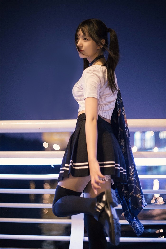 微博红人@小野妹子w 天桥边清纯双马尾女友 [23P/77.1MB]