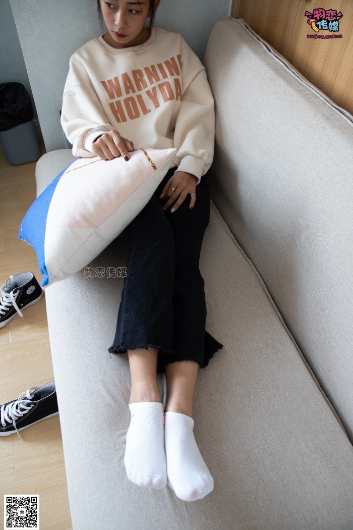 物恋传媒 No.075 岚岚-语笑嫣然，隔壁班女同学感觉。 [160P/1V/1.03GB]