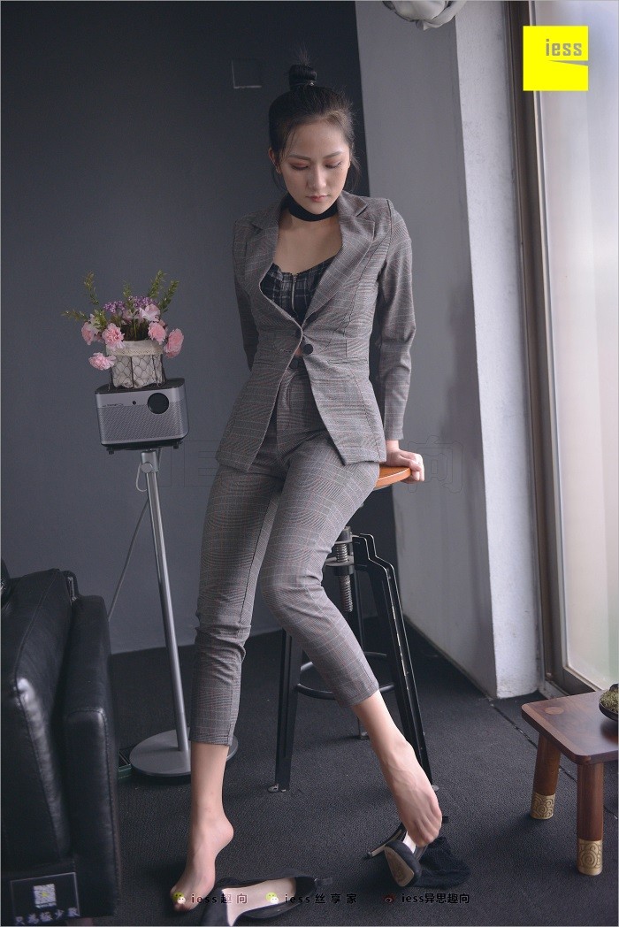 [IESS异思趣向] 2018.06.20 丝足便当241：《短网袜、长裤与职场》潇潇 [99P/208MB]
