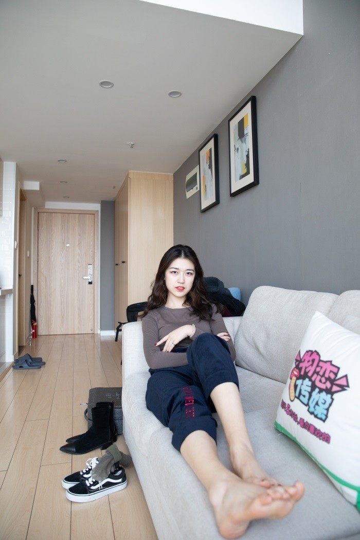 物恋传媒 No.099 佳琪-可御可萌-浪漫红唇的温柔与美腿 [149P/1V/2.03GB]