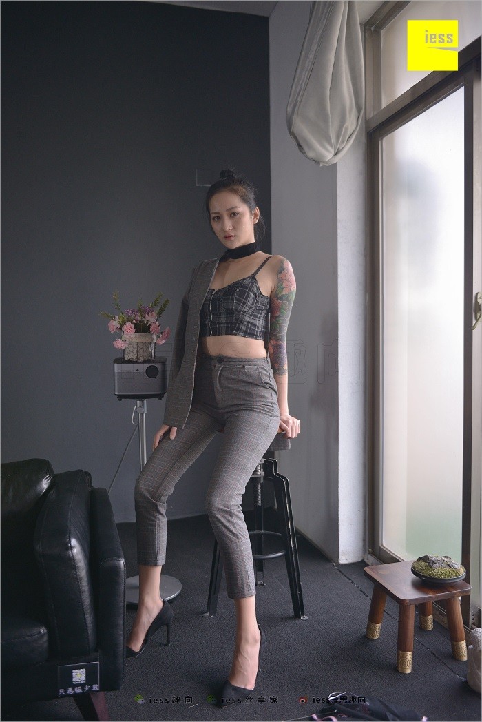 [IESS异思趣向] 2018.06.20 丝足便当241：《短网袜、长裤与职场》潇潇 [99P/208MB]