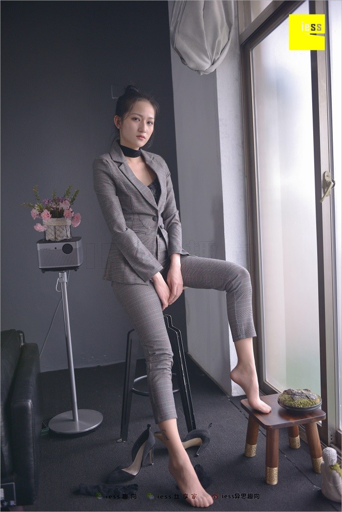 [IESS异思趣向] 2018.06.20 丝足便当241：《短网袜、长裤与职场》潇潇 [99P/208MB]