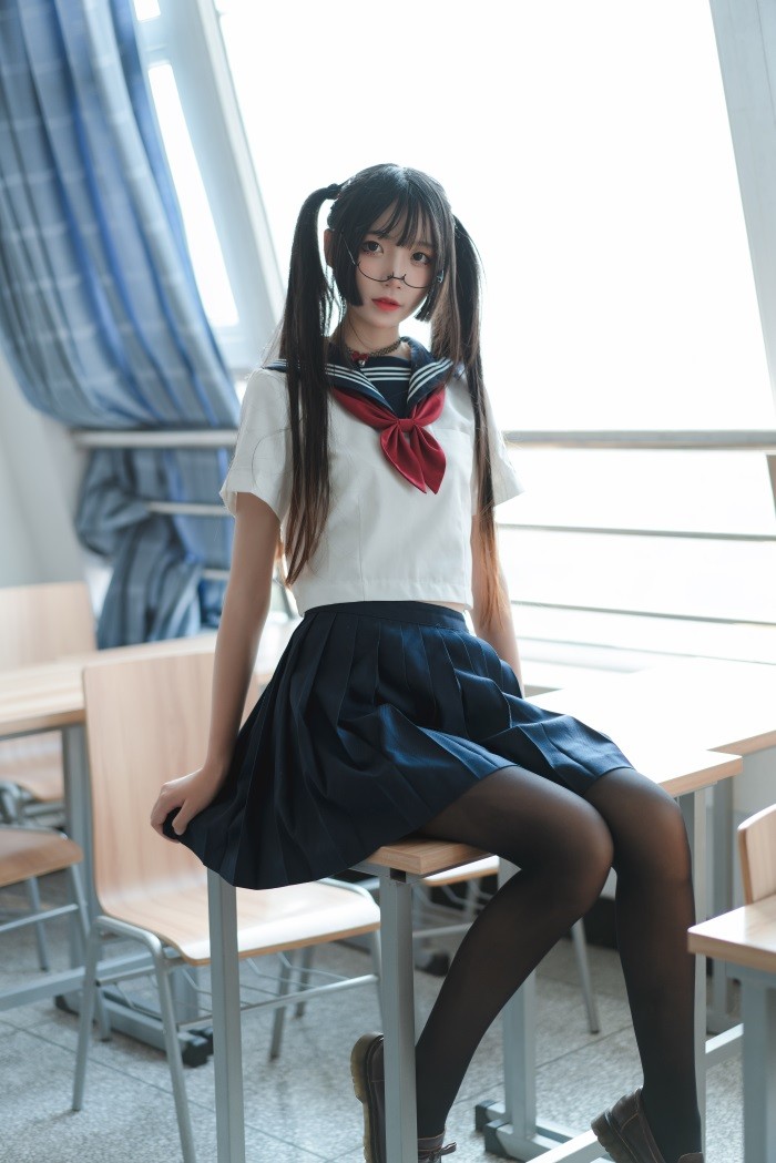 微博红人Coser@五更百鬼 JK黑丝短裙制服 [43P/431MB]