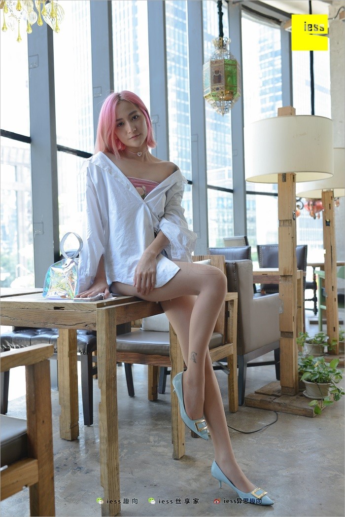 [IESS异思趣向] 2018.05.08 丝足便当228：《黑丝女神的红蓝黄》潇潇 [76P/111MB]