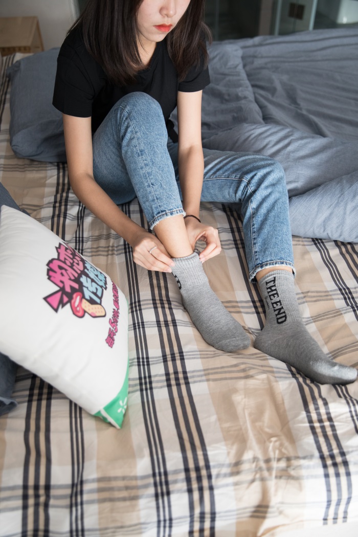 物恋传媒 No.132 Elise-床边的白色板鞋搭配白色棉袜与灰色棉袜 [147P/1V/3.05GB]