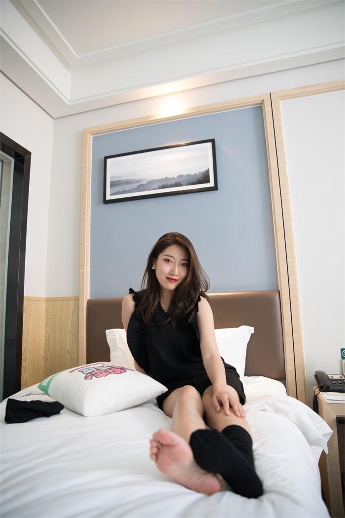 物恋传媒 No.167 雅梦-连衣裙高跟鞋与堆堆袜 [123P/1V/2.06G]