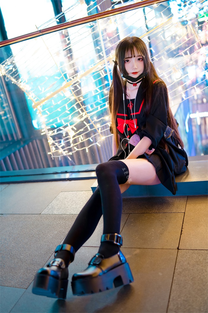 微博红人Coser@五更百鬼 制服 [15P/30MB]
