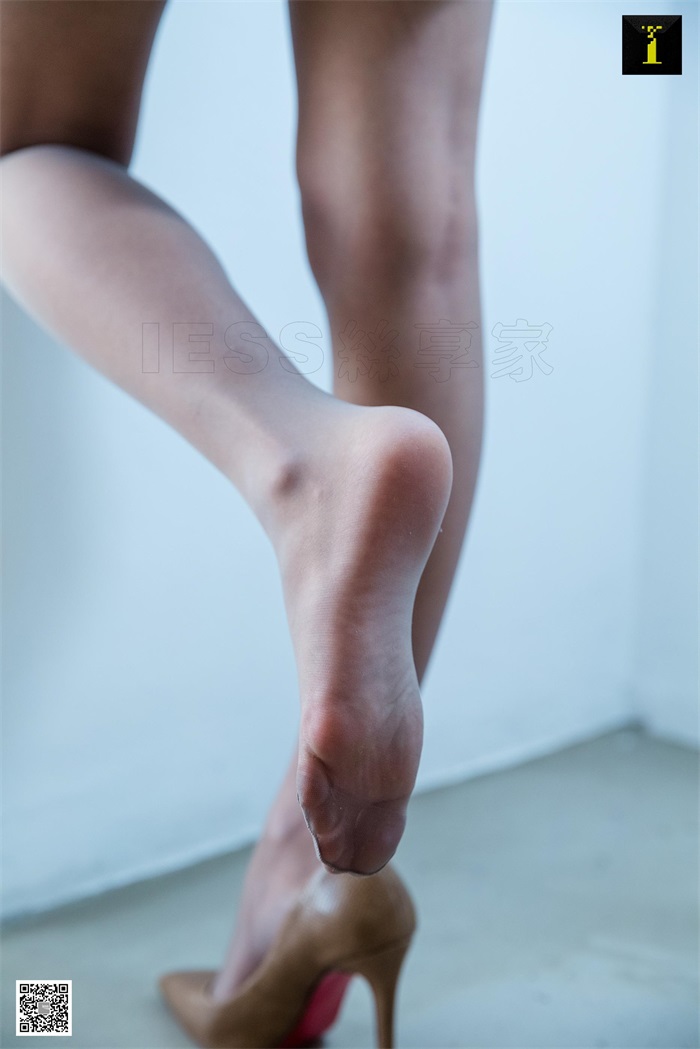 [IESS异思趣向] 2019.11.11 丝享家612： 婉萍《婉萍的青花旗袍》[71P/24.3MB]