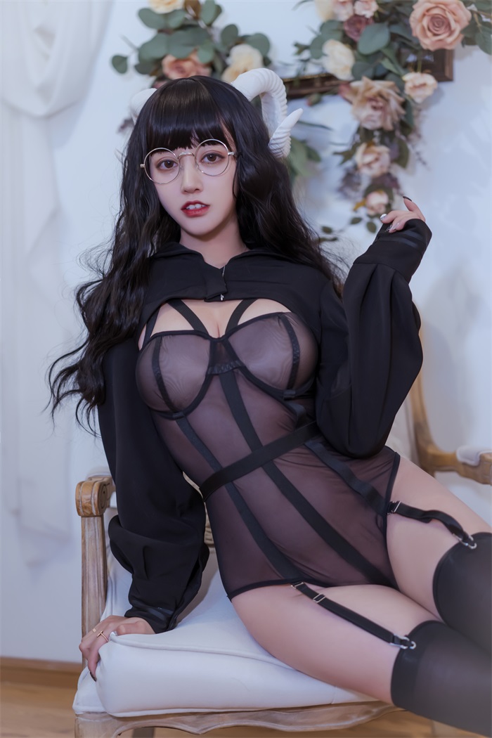 微博妹子@过期米线线喵 魔鬼 [30P/45.1MB]