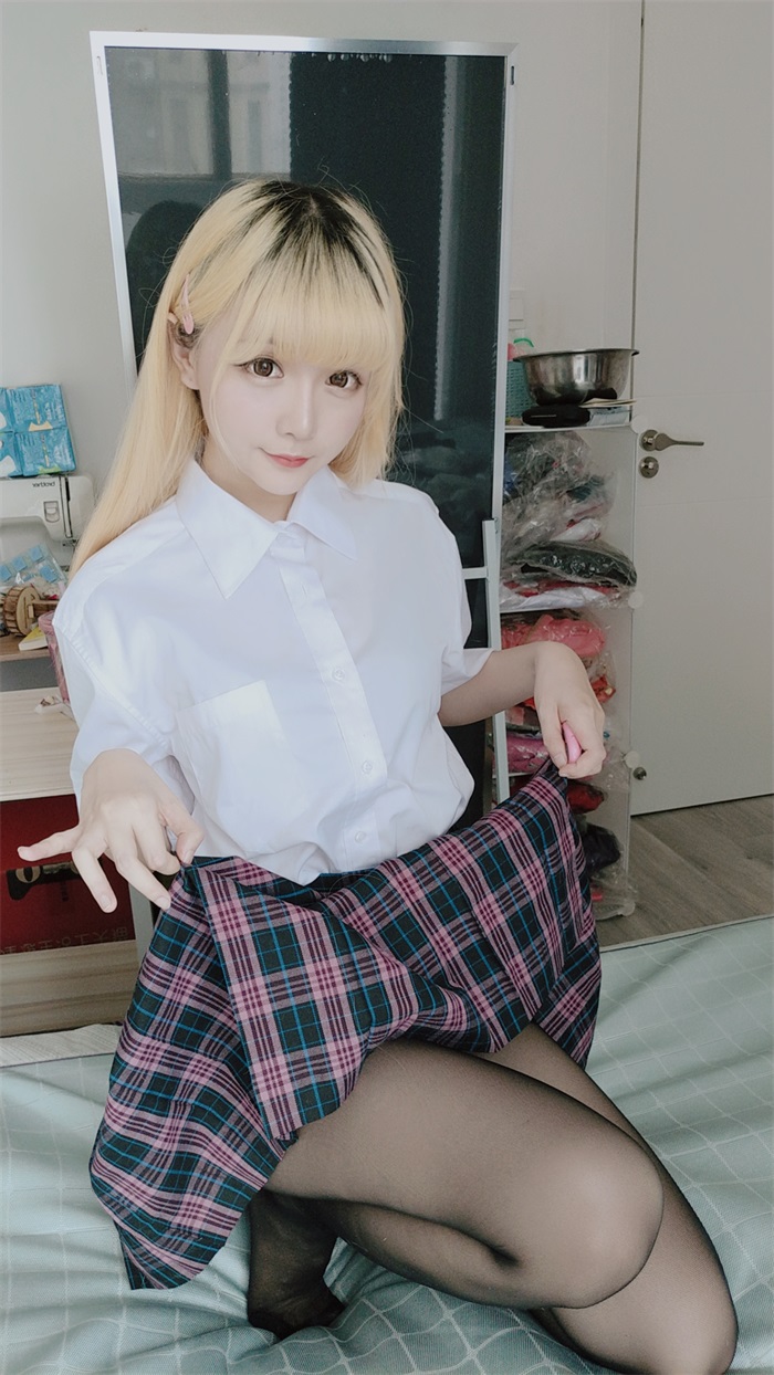 微博红人@星之迟迟-JK黑丝短裙 [60P/3V/500MB]