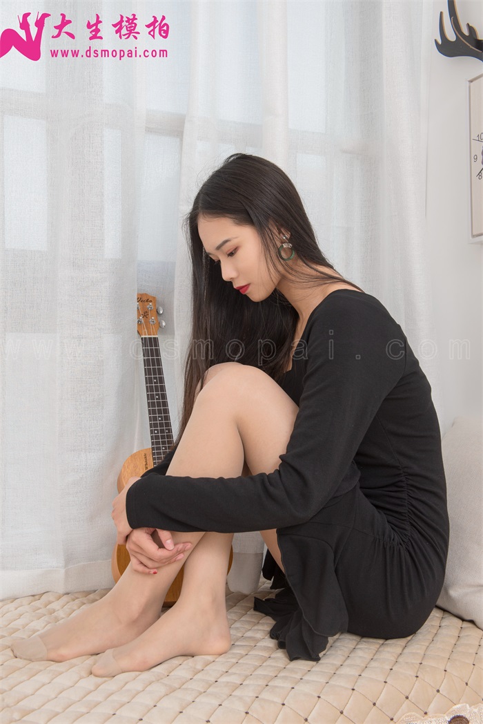 大生模拍 No.121 珊珊 肉丝弹奏小吉他 [58P/1V/412MB]
