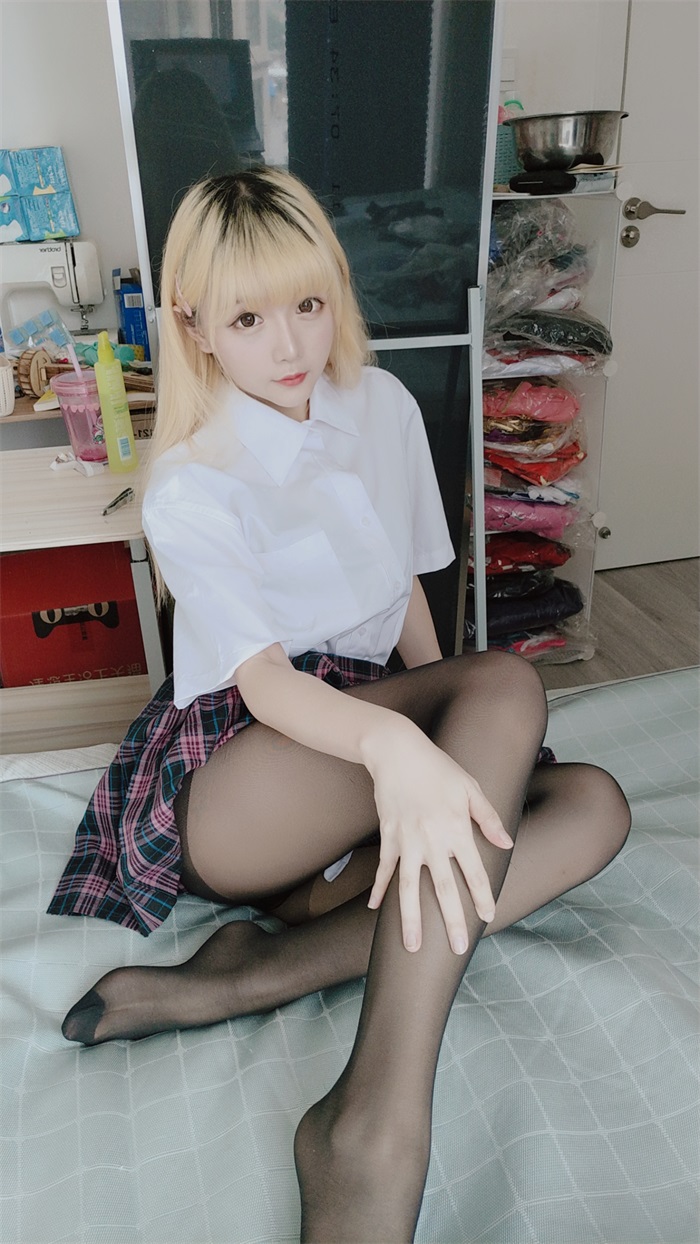 微博红人@星之迟迟-JK黑丝短裙 [60P/3V/500MB]