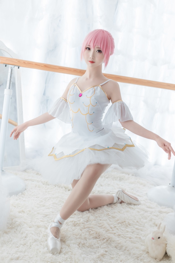 人气动漫Coser@面饼仙儿 – 小圆芭蕾 [12P/96MB]