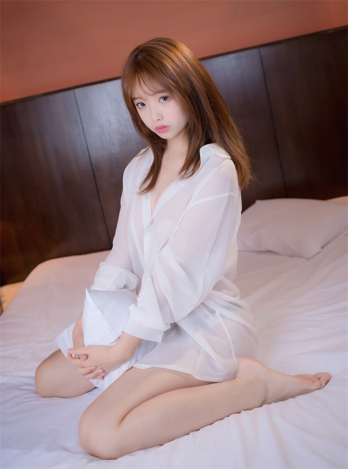 微博红人Coser@雯妹不讲道理 日本旅拍-衬衫 [35P/352MB]