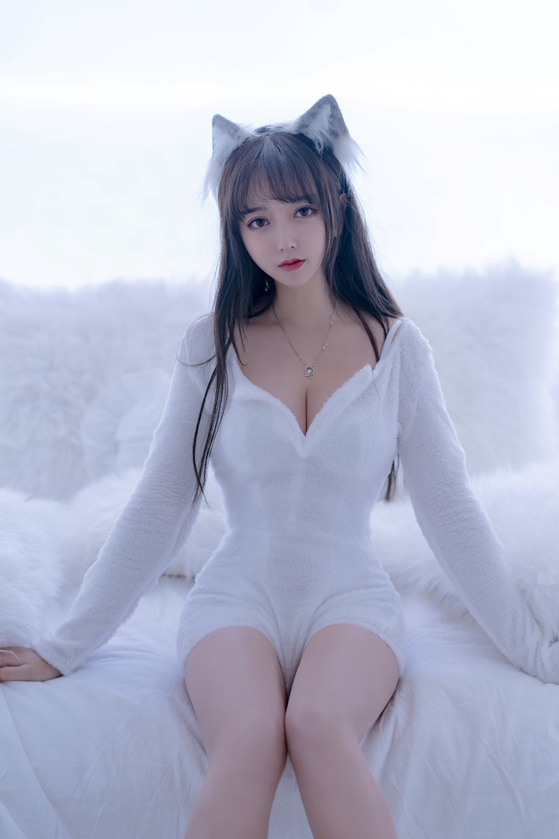 微博妹子@过期米线线喵 – 喋喋的小白狼 [56P/76MB]