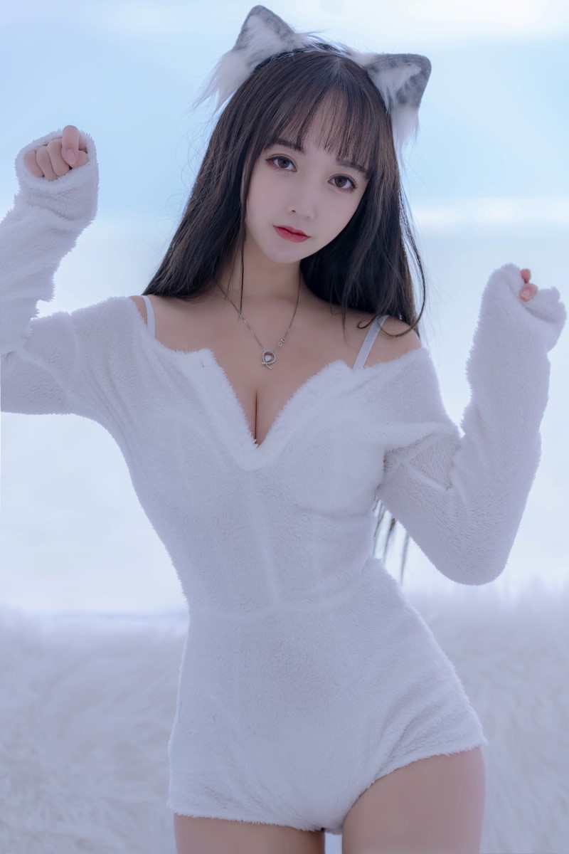 微博妹子@过期米线线喵 – 喋喋的小白狼 [56P/76MB]