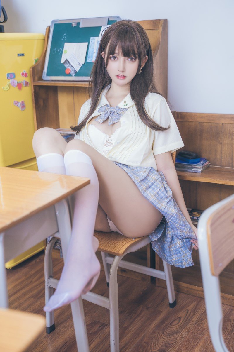 微博妹子@过期米线线喵 教室 [30P/141MB]