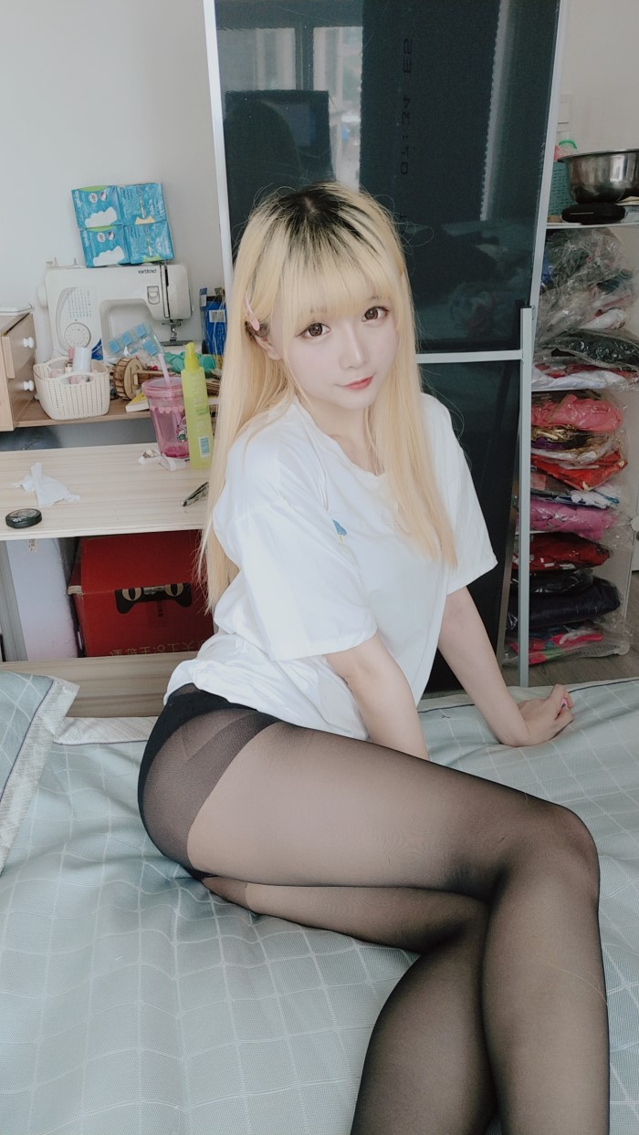 微博妹子@星之迟迟  – 白T恤 [62P/2V/501MB]