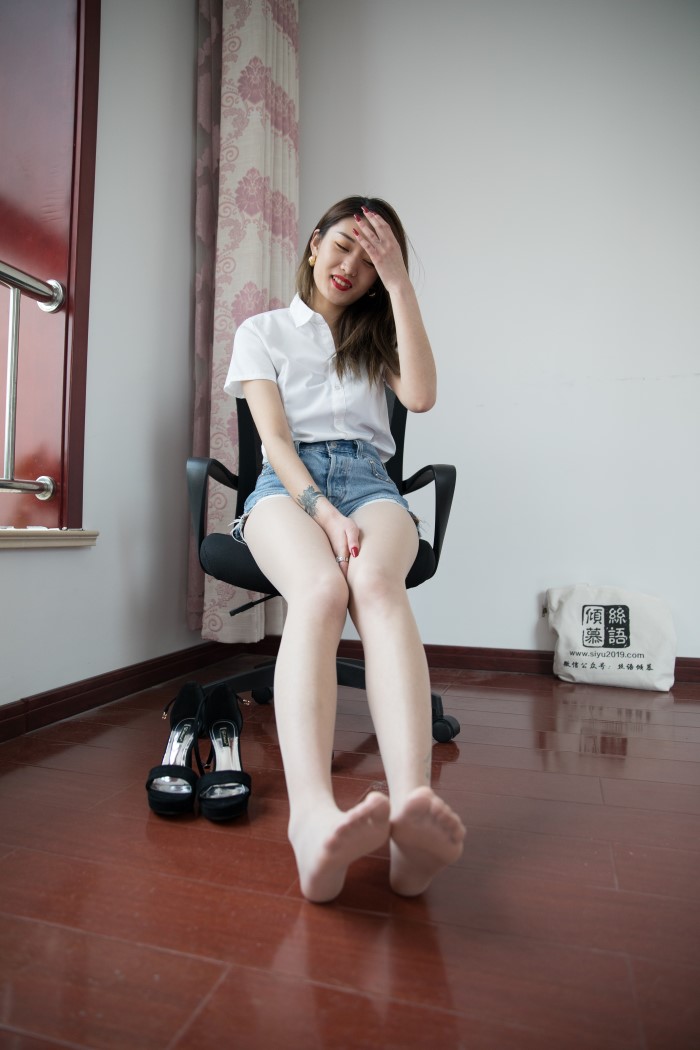 物恋传媒 No.367：言言-暮色红酒 [143P/1V/3.75G]