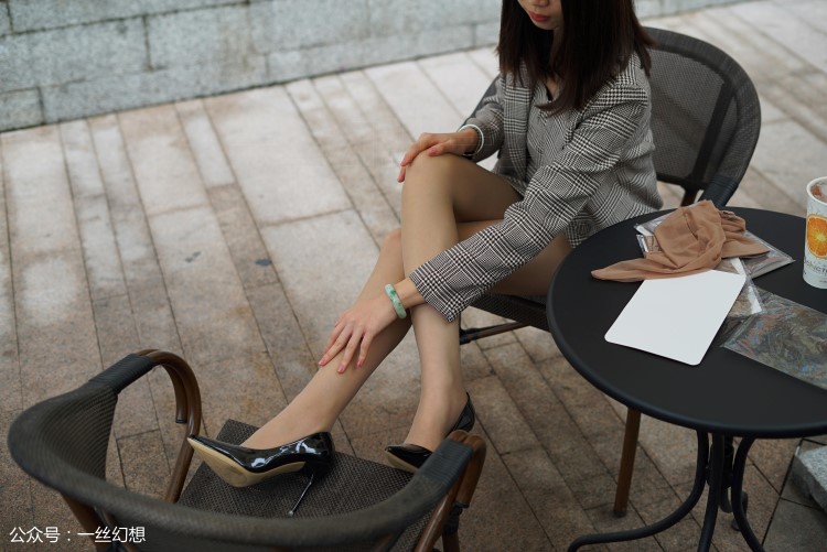 [高丝女子图鉴]袜小喵×一丝幻想 NZ032 办公桌下的肉丝 茜茜 [59P/75MB]