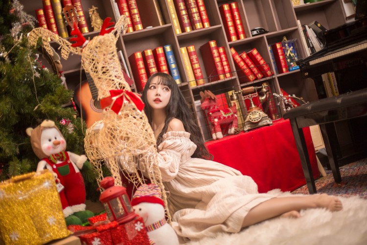 知名动漫博主@黑猫猫OvO -圣诞 [14P/118MB]