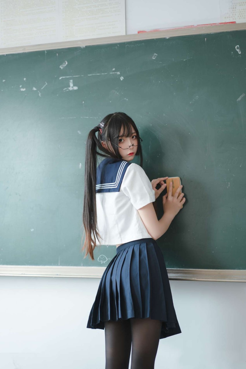 微博红人Coser@五更百鬼 要一起学习吗 [8P/28MB]