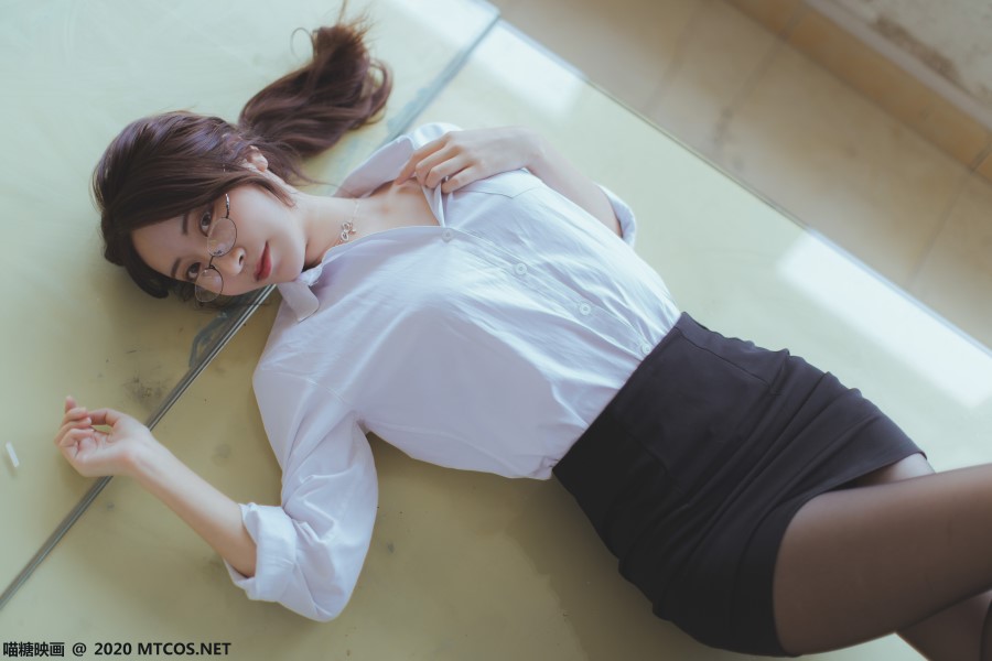 喵糖映画 VOL.282 OL黑丝教师制服 [29P/217MB]
