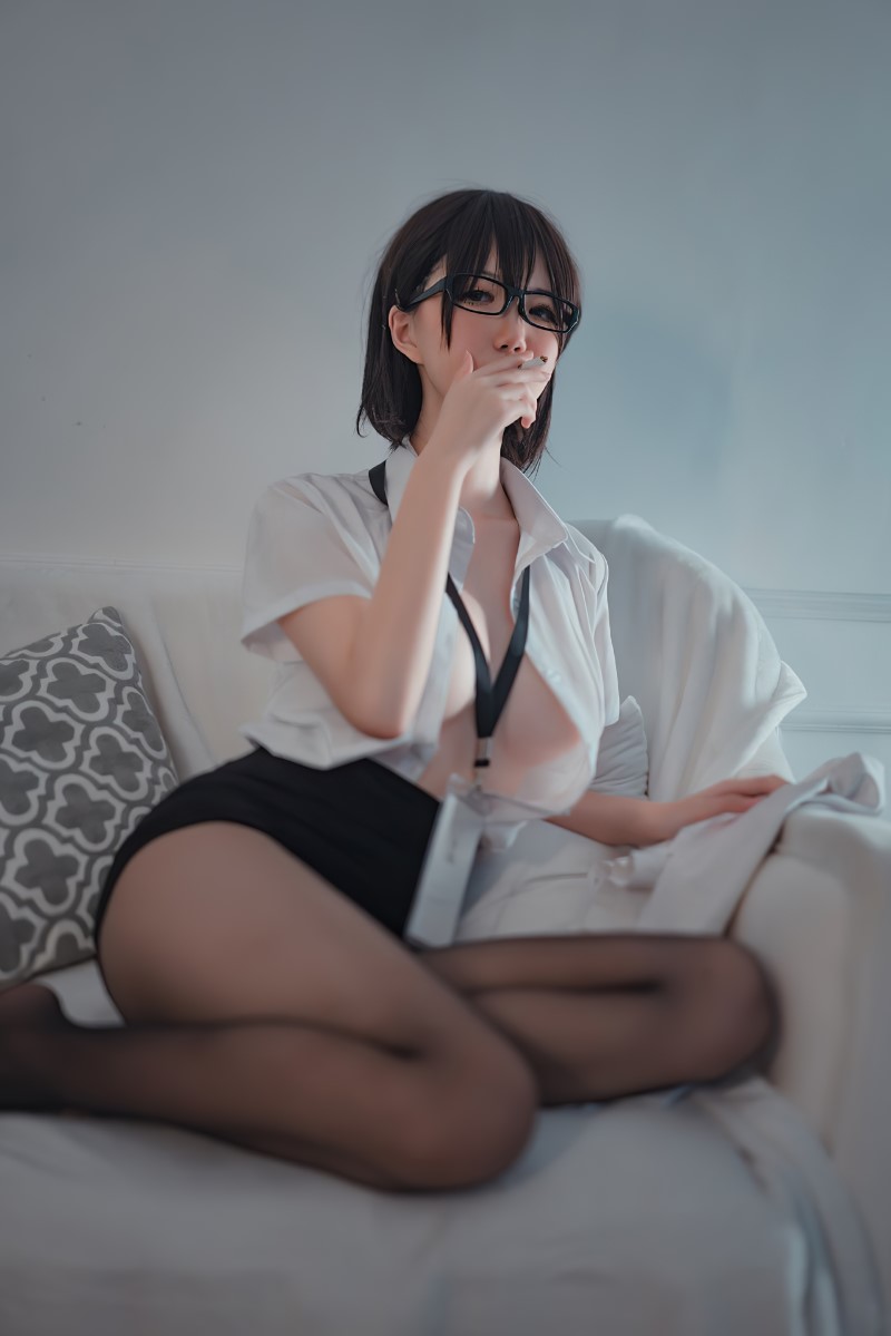 人气微博@阿薰kaOri   黑丝OL [46P/37M]