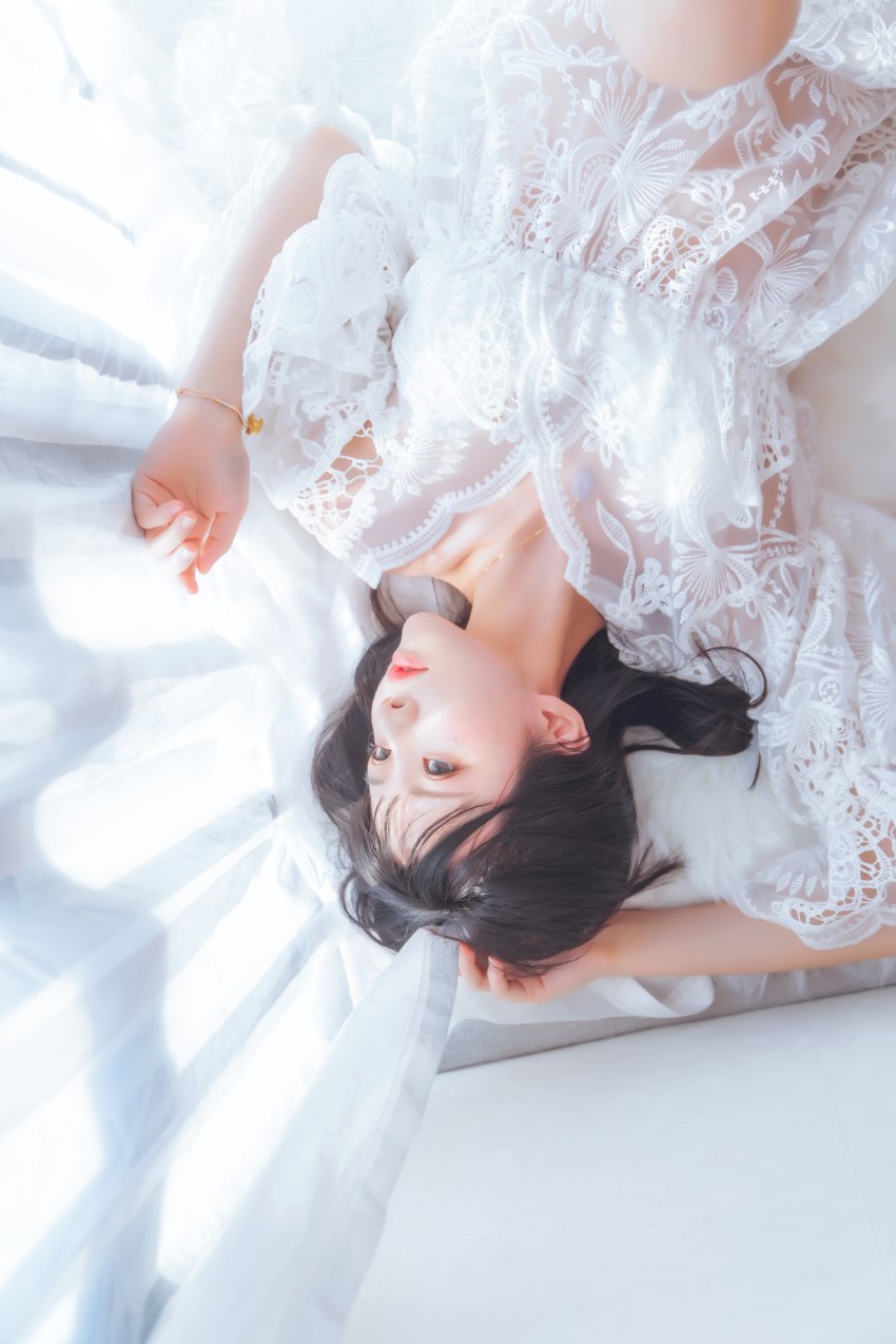 萝莉风COS 桜桃喵 – 初雪[45P/944MB]