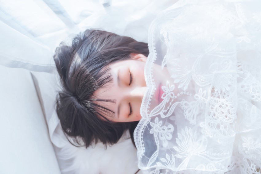 萝莉风COS 桜桃喵 – 初雪[45P/944MB]