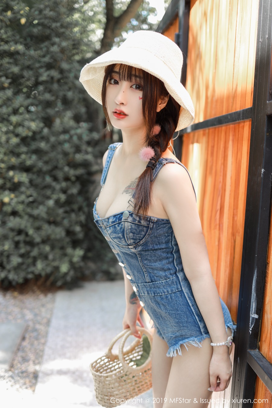 [MFStar模范学院]MF20191111VOL0228 2019.11.11 VOL.228 牛仔内衣下一双欣长秀美的玉足 Betty林子欣[57+1P/175M]